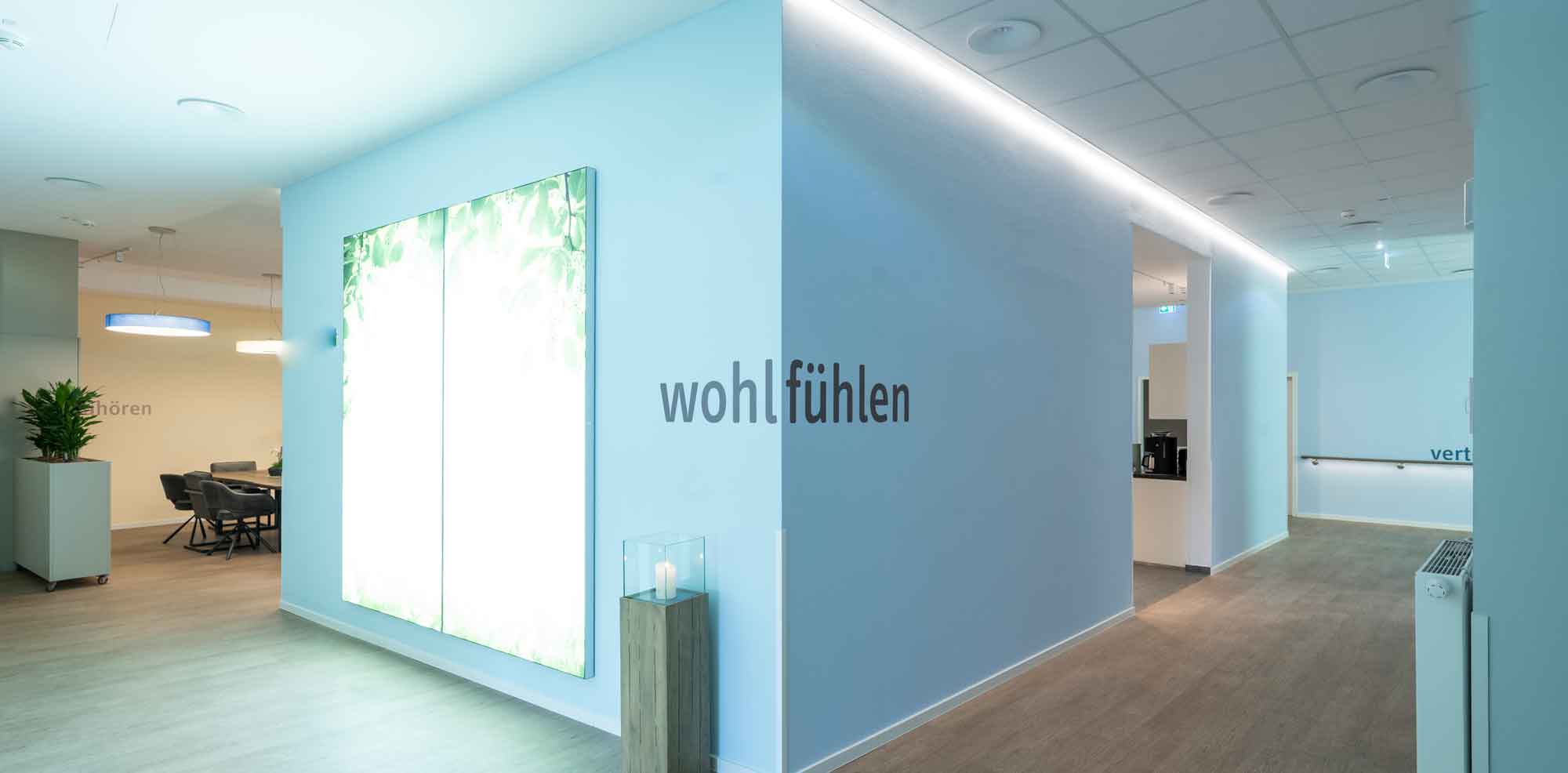 Pflegerin sitzt bei Seniorin welche Tee trinkt